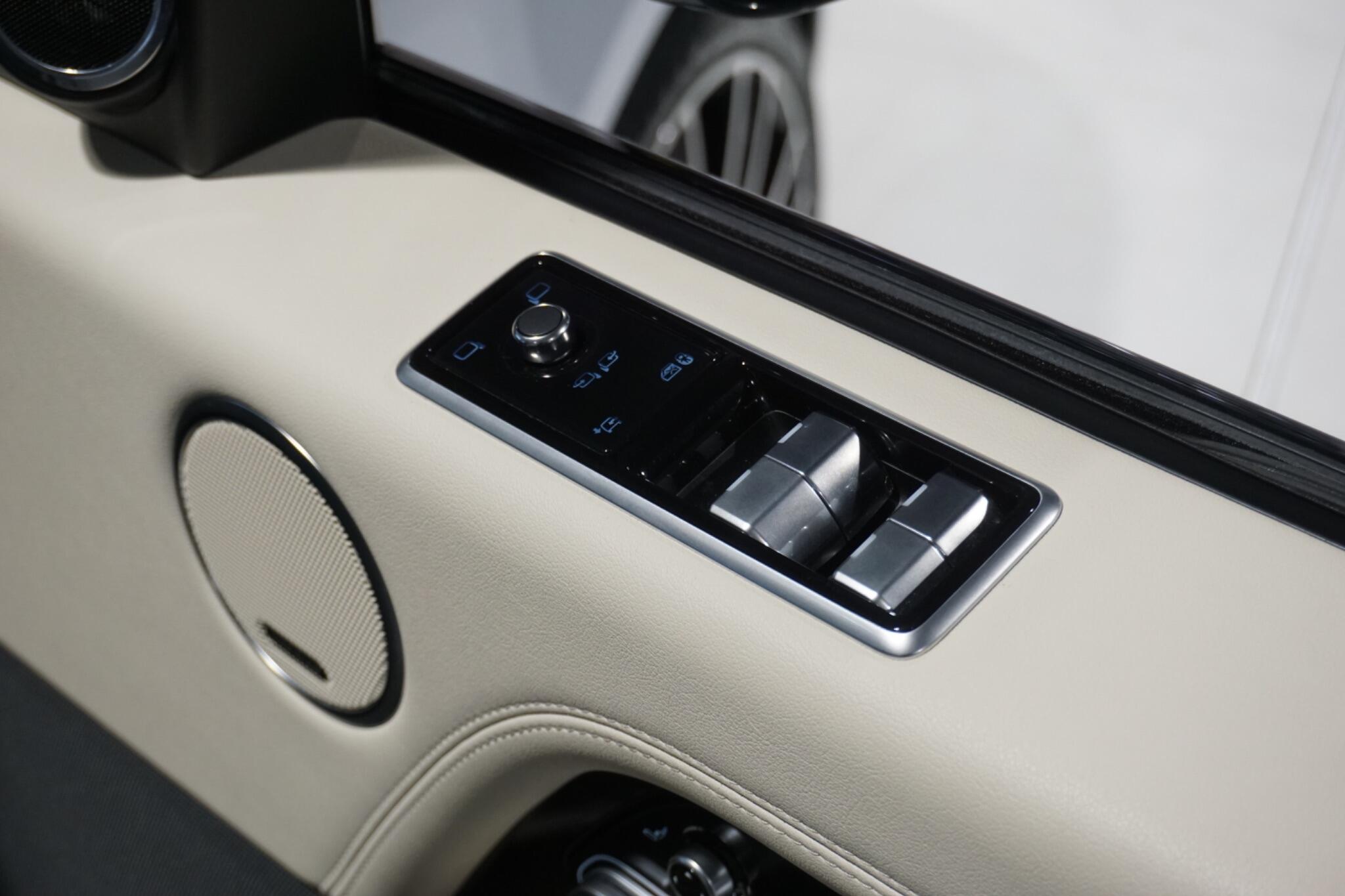 Land Rover Range Rover 2.0 P400e 13.1kWh Vogue SUV 5dr Petrol Plug-in Hybrid Auto 4WD Euro 6 (s/s) (404 ps)